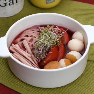 먹물소스를 곁들인 토마토피클