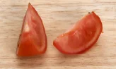 먹물소스를 곁들인 토마토피클 3단계